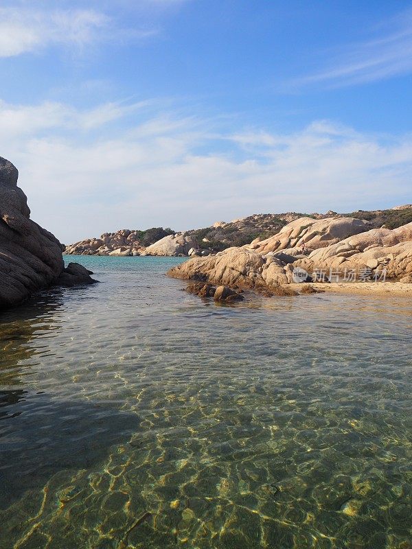 Cala Serana在卡布里拉岛，在马达莱纳岛，撒丁岛，意大利